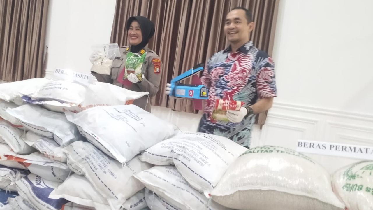 Tipu Daya Pedagang di Depok, Oplos Beras Raskin dan Menir Jadi Kemasan Premium Harga Tinggi