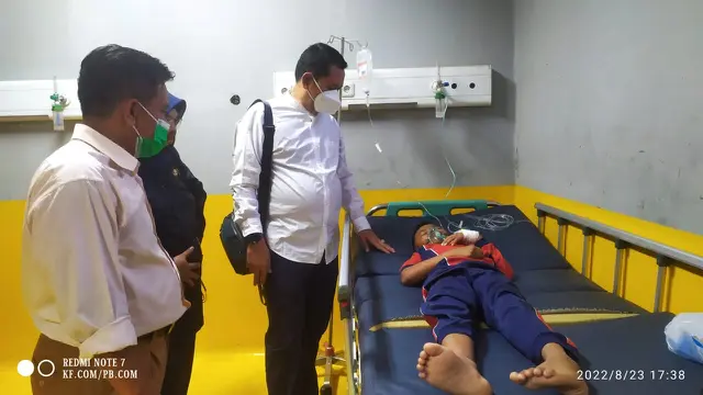 Kadisdik Garut Ade Manadin langsung melakukan menyambangi para siswa yang selamat setelah sebuah angkutan pedesaan mengantam sekelompok pelajar siang tadi. (Liputan6.com/Jayadi Supriadin)