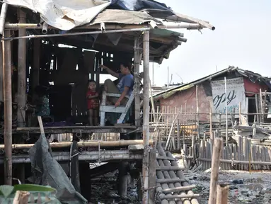 Aktivitas warga di pesisir Kampung Baru, Cilincing, Jakarta, Selasa (22/10/2019). Kampung Baru atau biasa dikenal Kampung Nelayan merupakan salah satu wilayah di Jakarta Utara yang letaknya berdampingan dengan laut. (merdeka.com/Iqbal Nugroho)