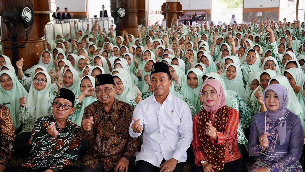 Mendukbangga/BKKBN Wihaji melakukan kunjungan kerja ke Pondok Pesantren Modern Islam Assalaam, Kabupaten Sukoharjo, Jawa Tengah, Kamis (06/11/2025).