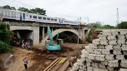 Suasana jalur dua rel ganda atau double-double track (DDT) Manggarai-Cikarang, Jakarta, Jumat (13/1). Kemenhub juga meminta  agar area yang menjadi lokasi pembangunan ditertibkan. (Liputan6.com/Gempur M Surya)