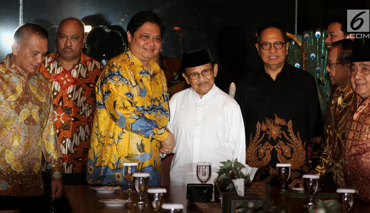 Ketua Dewan Kehormatan Partai Golkar BJ Habibie (tengah) bersalaman dengan Ketum Partai Golkar Airlangga Hartarto (tiga kiri) di kediamannya, Jakarta, Jumat (3/8). Pertemuan tersebut dalam rangka silaturahmi jelang Pilpres 2019. (Liputan6.com/JohanTallo)