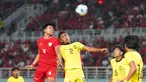 Pemain Timnas Indonesia U-19, Kadek Arel Priyatna (kiri) berduel udara dengan pemain Malaysia U-19, Muhamad Ridzwan Bin Rosli saat laga semifinal Piala AFF U-19 2024 di Stadion Gelora Bung Tomo, Surabaya, Sabtu (27/07/2024). (Dok. PSSI)