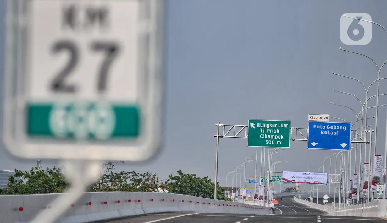 Sejumlah rambu lalu lintas telah terpasang di Enam Ruas Tol Dalam Kota Segmen Kelapa Gading-Pulogebang, Jakarta, Senin (23/8/2021). Jalan tol segmen Kelapa Gading-Pulo Gebang telah diresmikan pada hari ini oleh Presiden Joko Widodo. (merdeka.com/Iqbal S Nugroho)