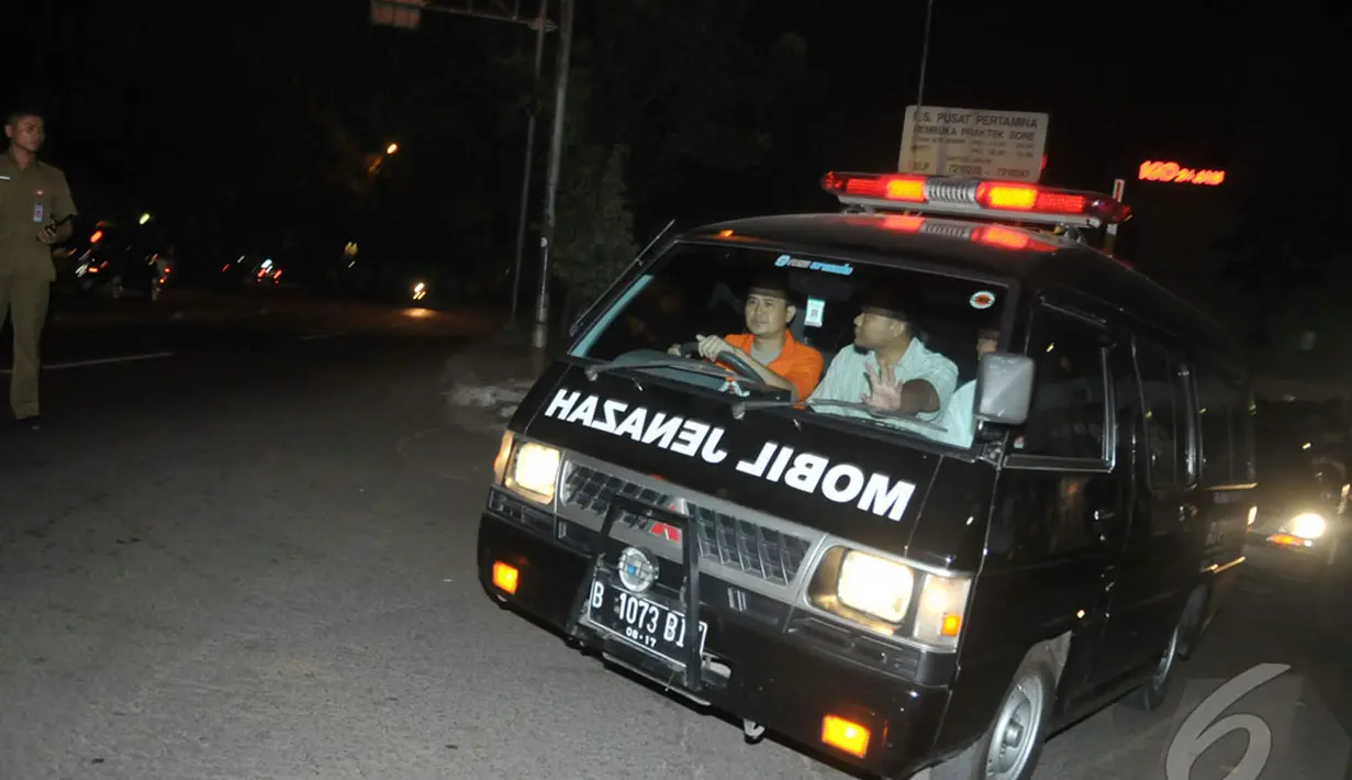 Ini mobil ambulan yang membawa jenazah Ketua Umum Gerindra Suhardi, Jakarta, Kamis (28/8/2014) (Liputan6.com/Johan Tallo)