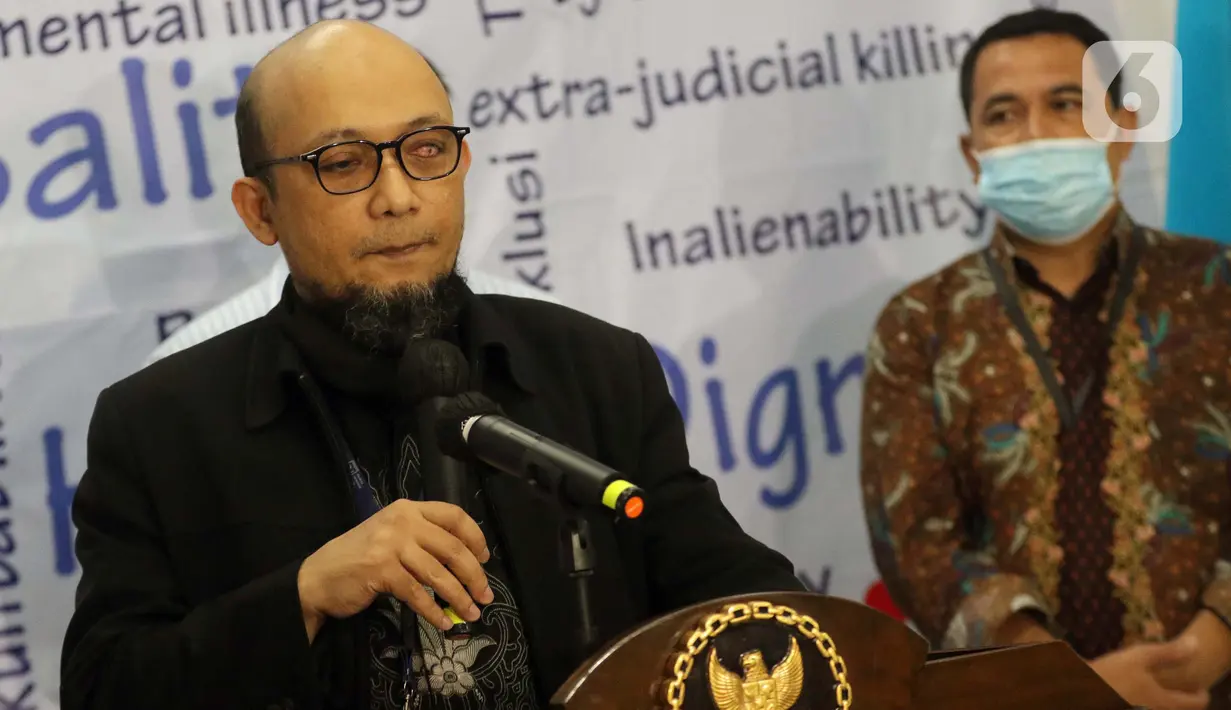 Novel Baswedan (kiri) bersama perwakilan pegawai KPK yang tidak lolos TWK memberi keterangan usai menyerahkan dokumen baru dan tambahan informasi terkait pelaporan pelanggaran HAM saat proses alih status, Gedung Komnas HAM, Jakarta, Selasa (8/6/2021). (Liputan6.com/Helmi Fithriansyah)