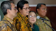 Ketua Panitia Seleksi calon Ombudsman RI, Agus Dwiyanto, memberikan keterangan pers di Gedung Sekretariat Negara, Jakarta, Jumat (28/8). Masa pendaftaran komisioner Ombdusman RI diperpanjang hingga 3 September 2015. (Liputan6.com/Faizal Fanani)
