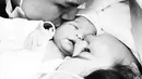 Serba angka sembilan, Chelsea Olivia melahirkan anak pertamanya berjenis kelamin perempuan. Anak pertama pasangan ini diberi nama Nastusha Olivia Alinskie. Terlihat kebahagiaan terpancar dari pasangan ini melalui beberapa foto. (dok. Instagram)