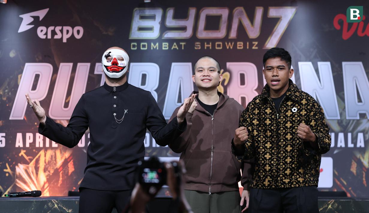 Presiden Byon, Yoshua Marcellos Muliardo bersama petarung Nidal Mahmoud dan Adam Maulana saat Face off sekaligus jumpa pers Byon Combat Showbiz Vol.7 di SCTV Tower, Jakarta, Kamis (12/3/2026). (Bola.com/M Iqbal Ichsan)