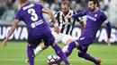 Aksi pemain Juventus, Gonzalo Higuain melewati adangan pemain Fiorentina pada lanjutan Serie A di Allianz Stadium, Turin, (20/9/2017). Juventus menang 1-0. (Alessandro Di Marco/ANSA via AP)