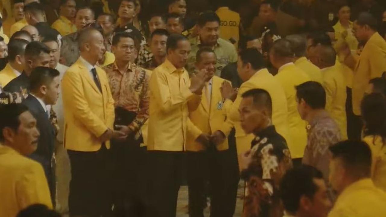 Presiden Joko Widodo atau Jokowi (tengah) menghadiri acara penutupan Musyawarah Nasional (Munas) XI Partai Golkar&nbsp;2024 di Jakarta, Rabu (21/8/2024). Dalam momen tersebut, Jokowi tampil dengan berkemeja kuning.