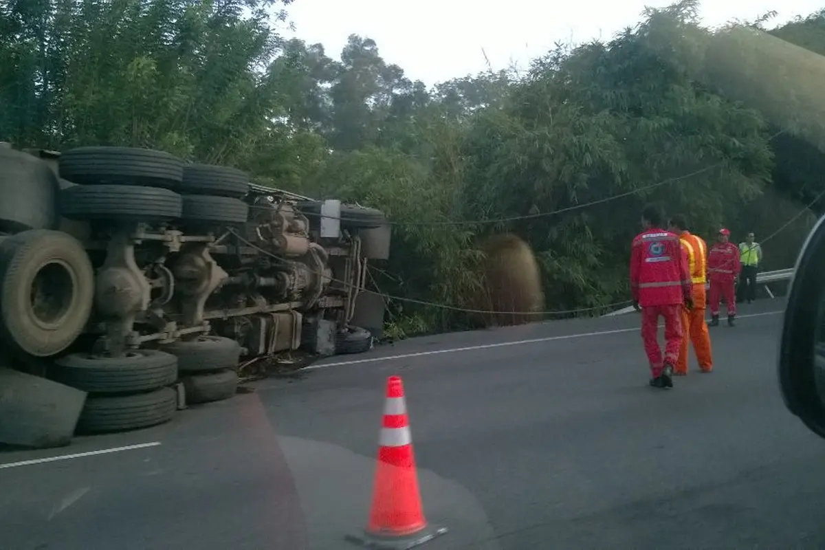 Sebuah truk terguling di Tol Cikampek. (Foto: @JennyK_Karuh)