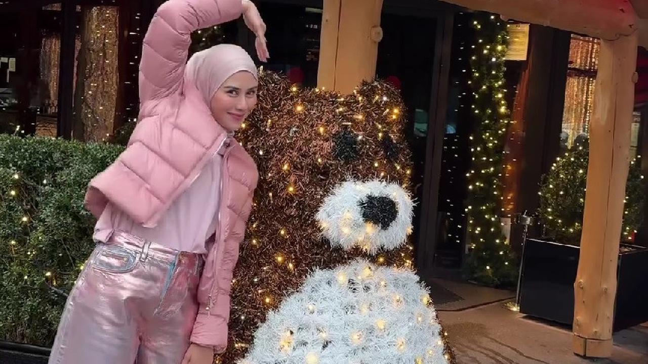 Potret Cantik Syahnaz Liburan ke Paris, Tampil Gemas dengan Outfit Serba Pink