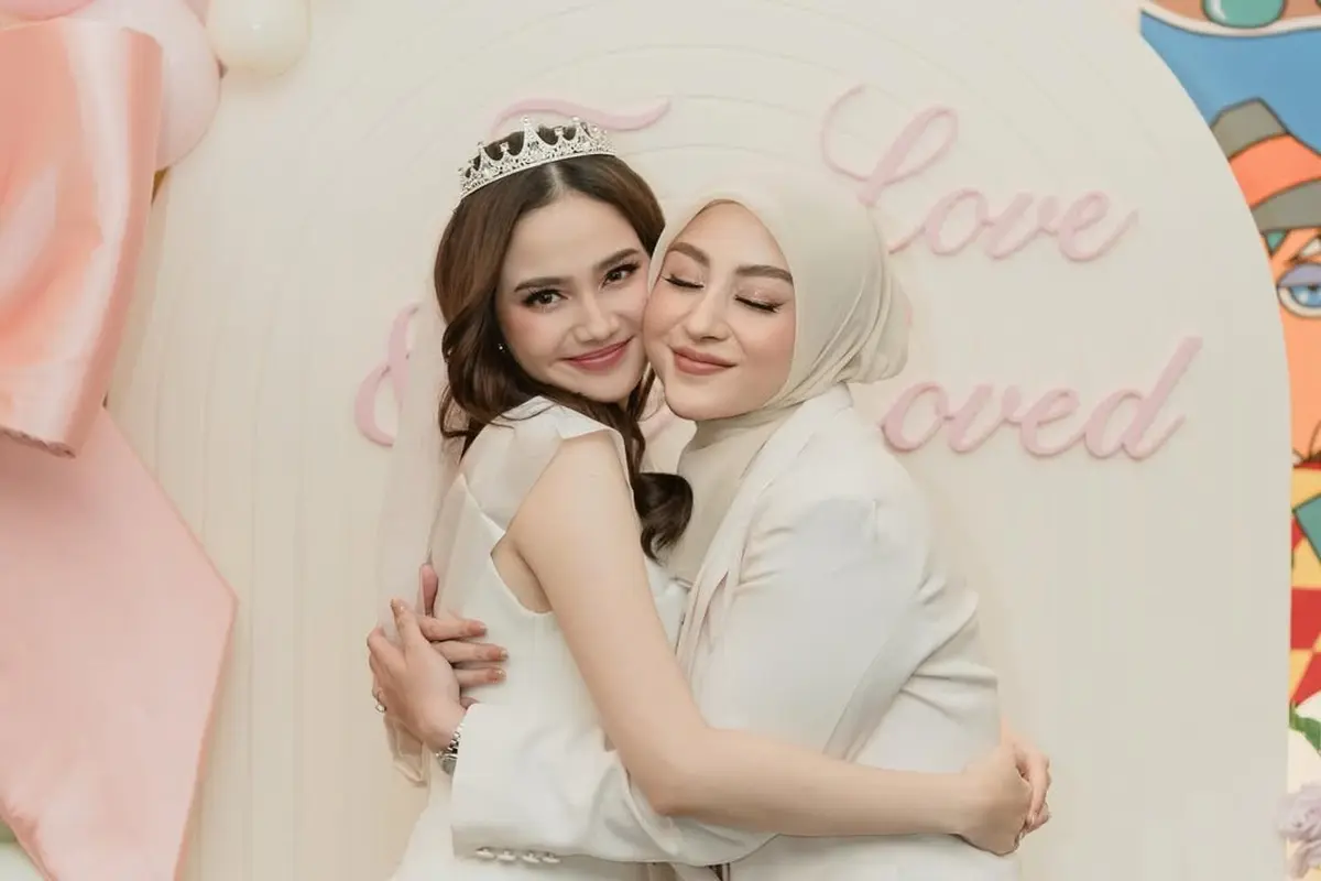 Gaya Kompak Para Sahabat Beri Kejutan Bridal Shower untuk Syifa Hadju, Serba Putih dan Nude yang Elegan