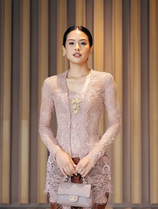 Senada dengan kebayanya, Maudy Ayunda jinjing Chanel Flap Bag kesayangannya [@maudyayunda]