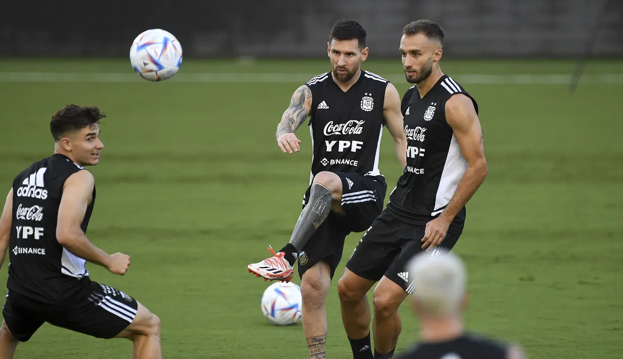Kerjasama Lionel Messi, Lionel Scaloni dan skuat Argentina lainnya telah berbuah 2 trofi hingga kini, yaitu trofi Copa America 2021 dan trofi Finalissima 2022. (AP/Michael Laughlin)