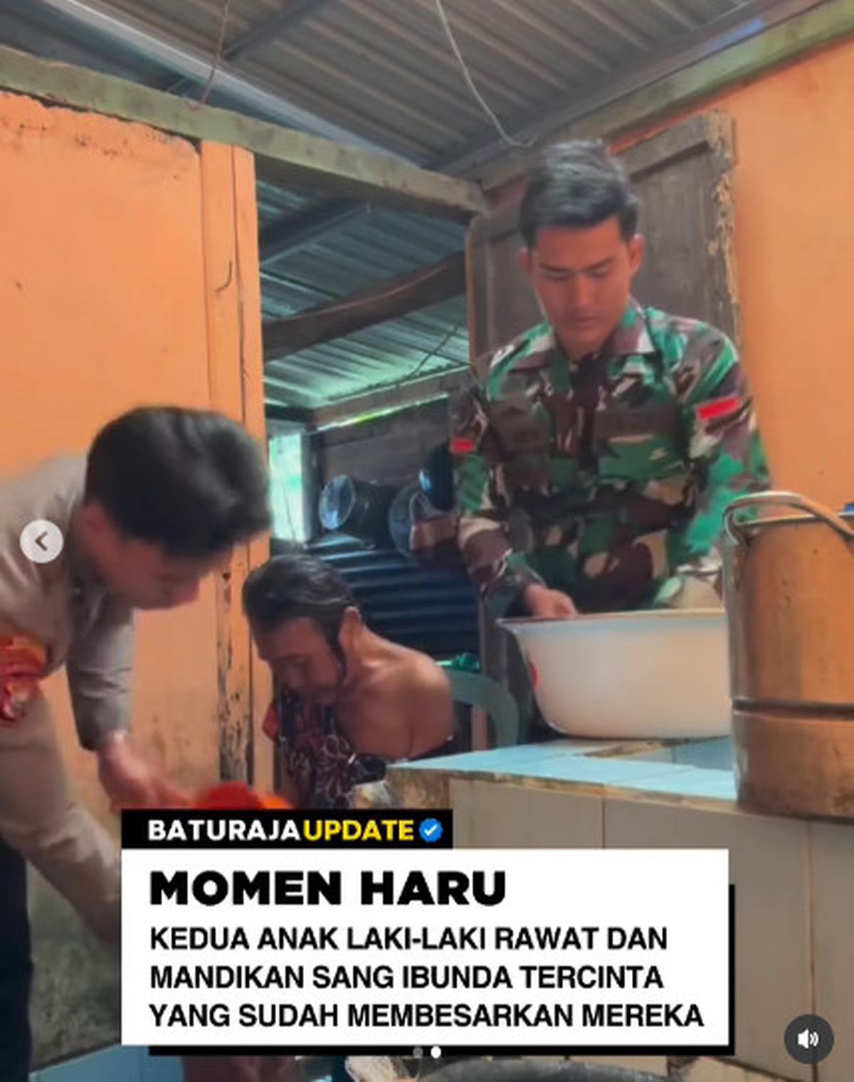 Momen Abang Adik TNI Polri Memandikan Ibunya yang Sakit, Netizen 'Dua Saudara Mandikan Surganya'