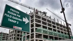 Pekerja menyelesaikan proyek pembangunan rumah susun sewa (Rusunawa) PIK Pulogadung, Jakarta, Kamis (25/2/2021). Pemprov DKI Jakarta menargetkan proyek pembangunan 10 rusun, di antaranya yakni Rusunawa PIK Pulogadung. (merdeka.com/Iqbal S. Nugroho)