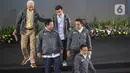 Capres nomor urut 1 Anies Baswedan (kanan) berbincang dengan Capres nomor urut 2 Prabowo Subianto (kedua kiri) usai menyampaikan paparan Penguatan Anti Korupsi untuk Penyelenggara Negara Berintegritas (Paku Integritas) di Gedung Merah Putih KPK, Jakarta, Rabu (17/1/2024). (Liputan6.com/Angga Yuniar)