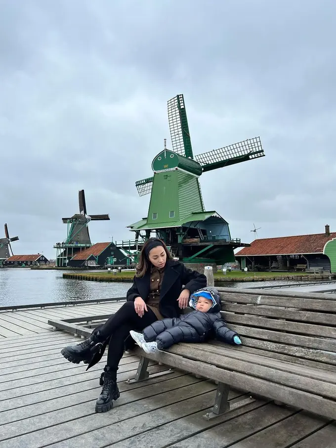Nikita Willy bersama Baby Izz di Amsterdam (Instagram/nikitawillyofficial94)