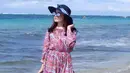 Pose manis Tasya Rosmala saat main air di Pantai Pandawa, Bali. (Liputan6.com/IG/@tasya_ratu_gopo)