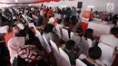 Sejumlah warga menunggu untuk pembuatan paspor dalam Festival Keimigrasian di Lapangan Barat Daya Monas, Jakarta, Minggu (21/1). Layanan ini meliputi permohonan baru paspor elektronik dan penggantian paspor biasa ke elektronik (Liputan6.com/Arya Manggala)