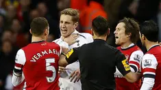 Bek Arsenal, Thomas Vermaelen beradu argumen dengan pemain Tottenham, Michael Dawson pada laga Liga Premier di Stadion White Hart Lane, Inggris, Minggu (3/3/2013). (EPA/Kerim Okten)