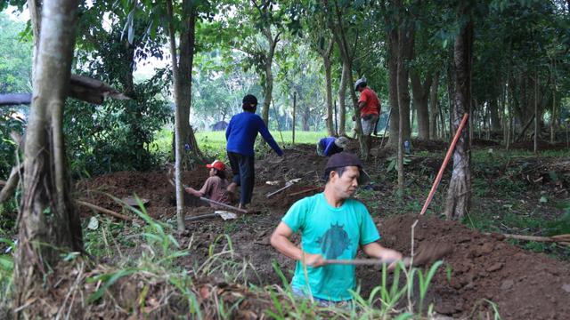 Warga gotong royong membangun tempat konservasi burung di Desa Petulu, Ubud, Bali yang dibiayai Program Padat Karya Tunai (PKT). (Dok: Kemendes)