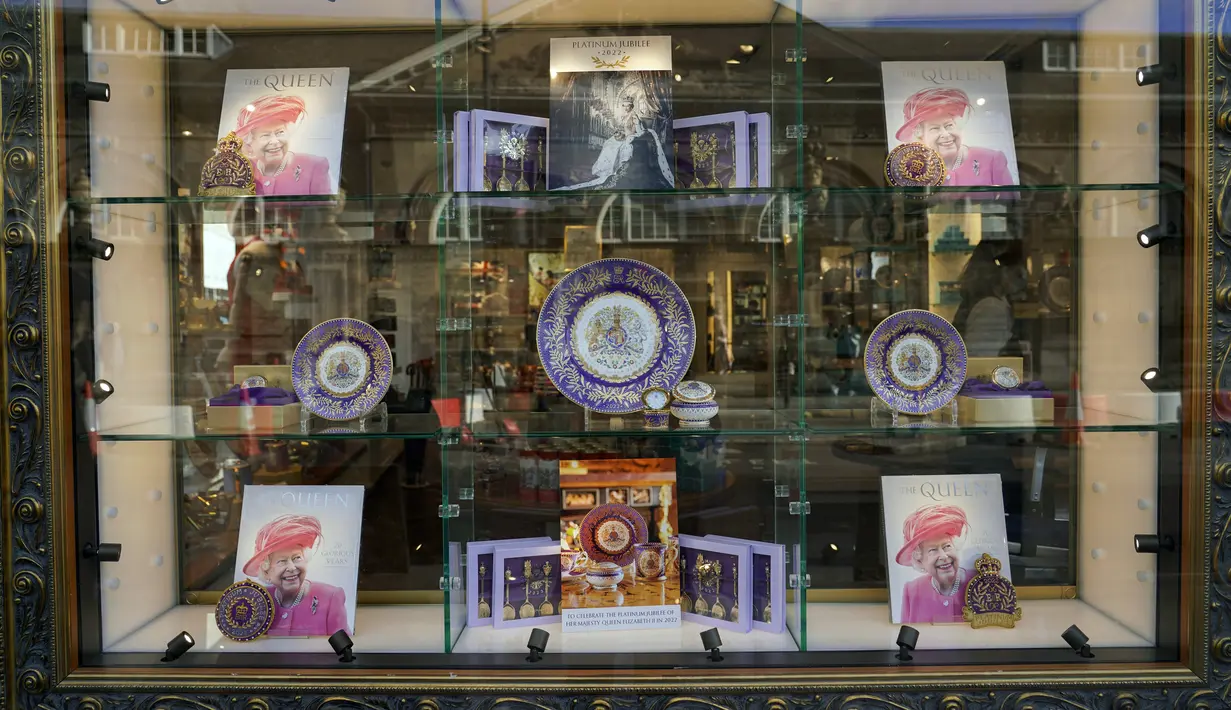 Suvenir dipajang di etalase toko, untuk merayakan ulang tahun ke-70 naik takhta Ratu Elizabeth dari Inggris, di London, Minggu, 6 Februari 2022. (AP Photo/Alberto Pezzali)