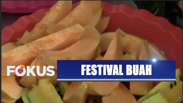 Masyarakat Lamongan, Jawa Timur, menggelar festival buah sebagai rasa syukur karena panen melimpah.