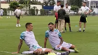 Alberto Rodriguez dan Tyronne del Pino saat berlatih bersama Persib. (Erwin Snaz/Bola.com)