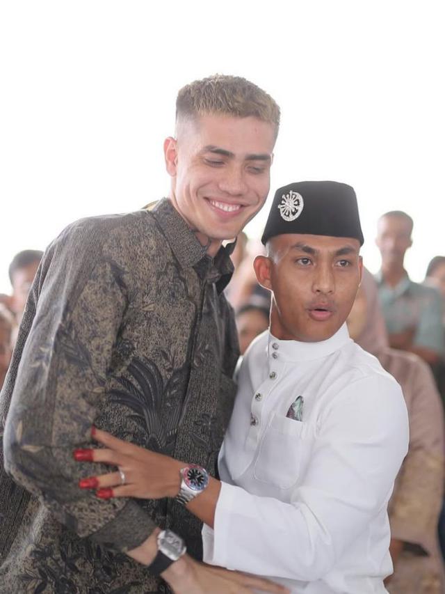 Momen Haru Aisar Khaled Beri Kejutan Rp100 Juta untuk Karyawannya yang Menikah (credit: https://www.instagram.com/aisar_khaledd/).