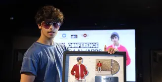 Penyanyi asal Inggris, Harris J baru saja mendapatkan penghargaan Platinum dari Warner Music Indonesia. Keberhasilannya meraih penghargaan lantaran penjualannya lebih dari Rp 1 miliar. (Nurwahyunan/Bintang.com)