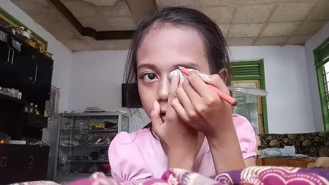 tutorial alis pakai sendok (foto: Instagram/@naylaqatrunnada_)