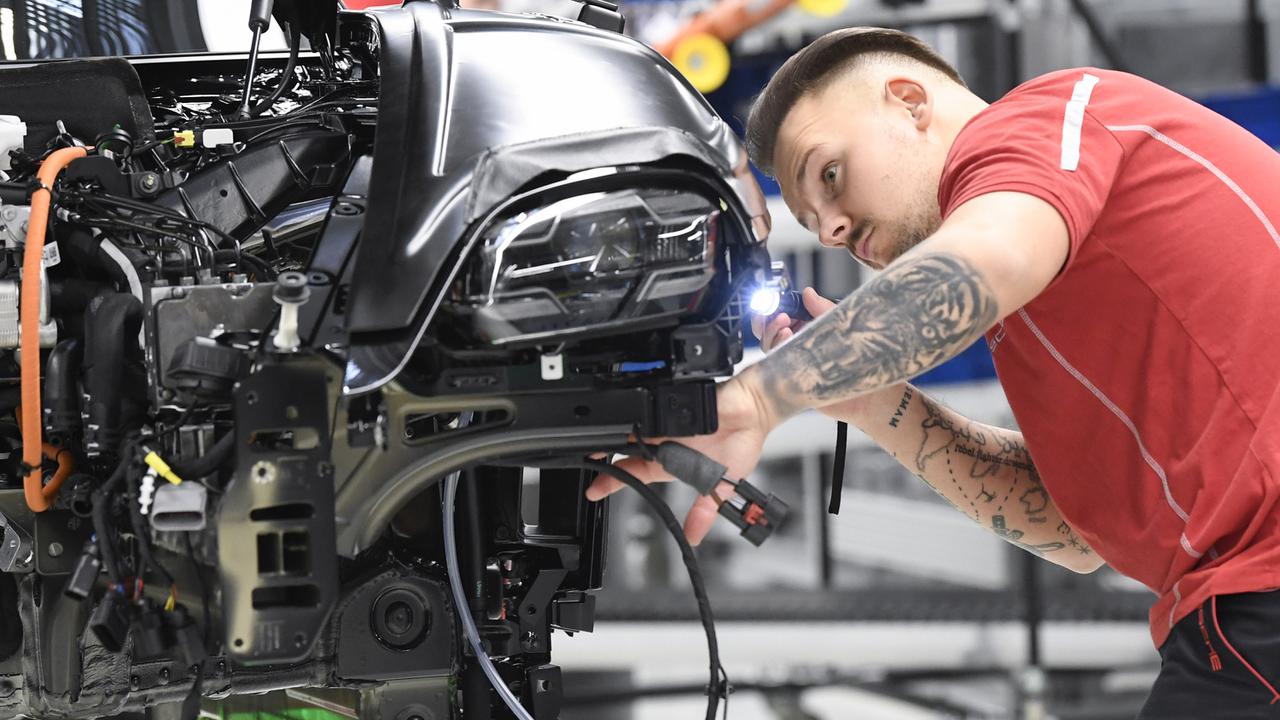 Intip Pembuatan Mobil Listrik Pertama Porsche