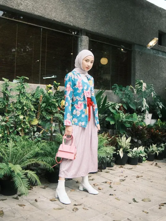 Tampil manis dengan padu padan kebaya kutubaru bermotif bunga warna biru cerah, rok panjang dan sepatu boots. [Instagram/ansellmaputri]