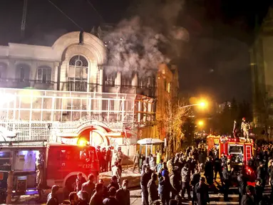 Petugas pemadam kebakaran mencoba mematikan api di kantor Kedubes Arab Saudi, Teheran, Iran, (2/1). Kebakaran terjadi karena kemarahan demonstran kepada kerajaan Arab Saudi yang mengeksekusi mati ulama Syiah, Syeik Nimr al-Nimr. (REUTERS / Mehdi Ghasemi)