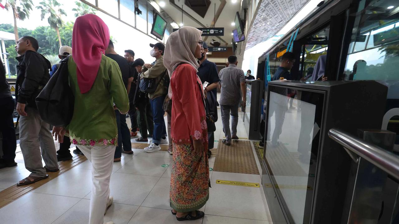 FOTO: Kebaya Warnai Peringatan Hari Kartini di Ruang Publik