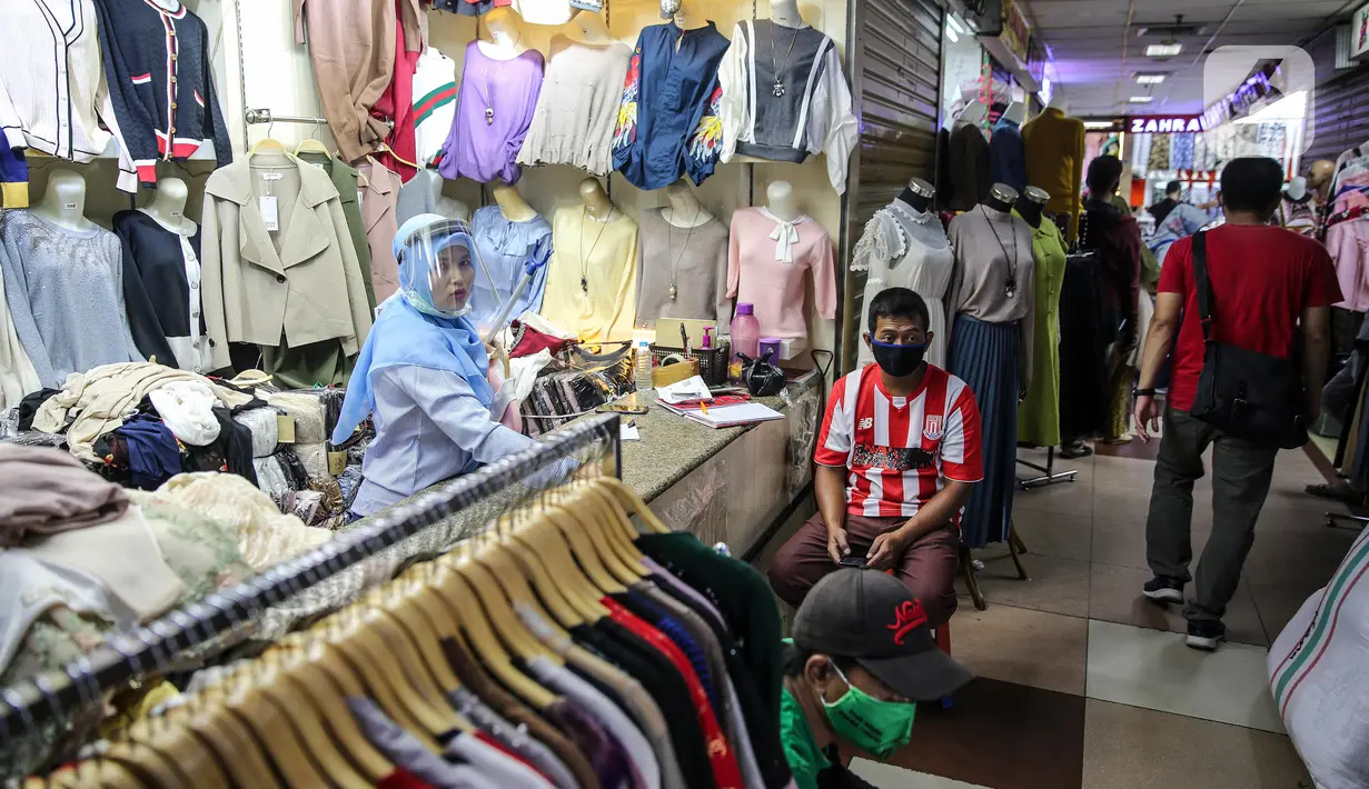 Aktivitas perdagangan di Pasar Tanah Abang Blok A, Jakarta, Senin (15/6/2020). Setelah hampir tiga bulan ditutup, kawasan Pasar Tanah Abang kembali beroperasi pada Senin (15/6) diikuti dengan penerapan protokol kesehatan pencegahan Covid-19. (Liputan6.com/Faizal Fanani)