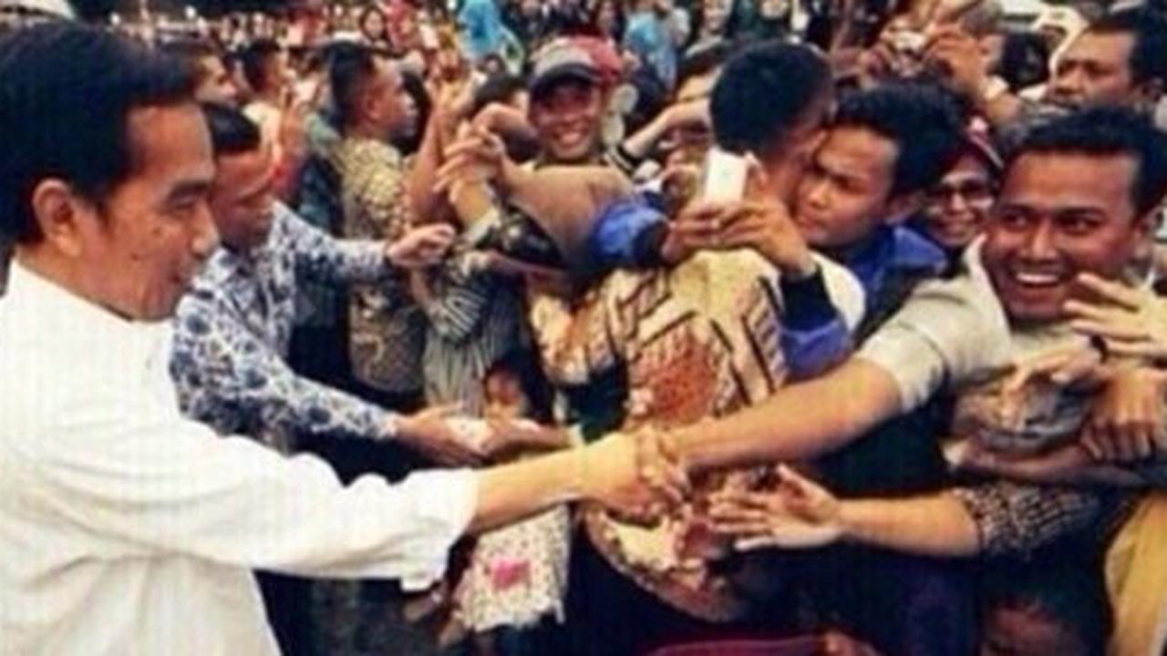 Ada yang lucu di foto Jokowi ini, apa coba?