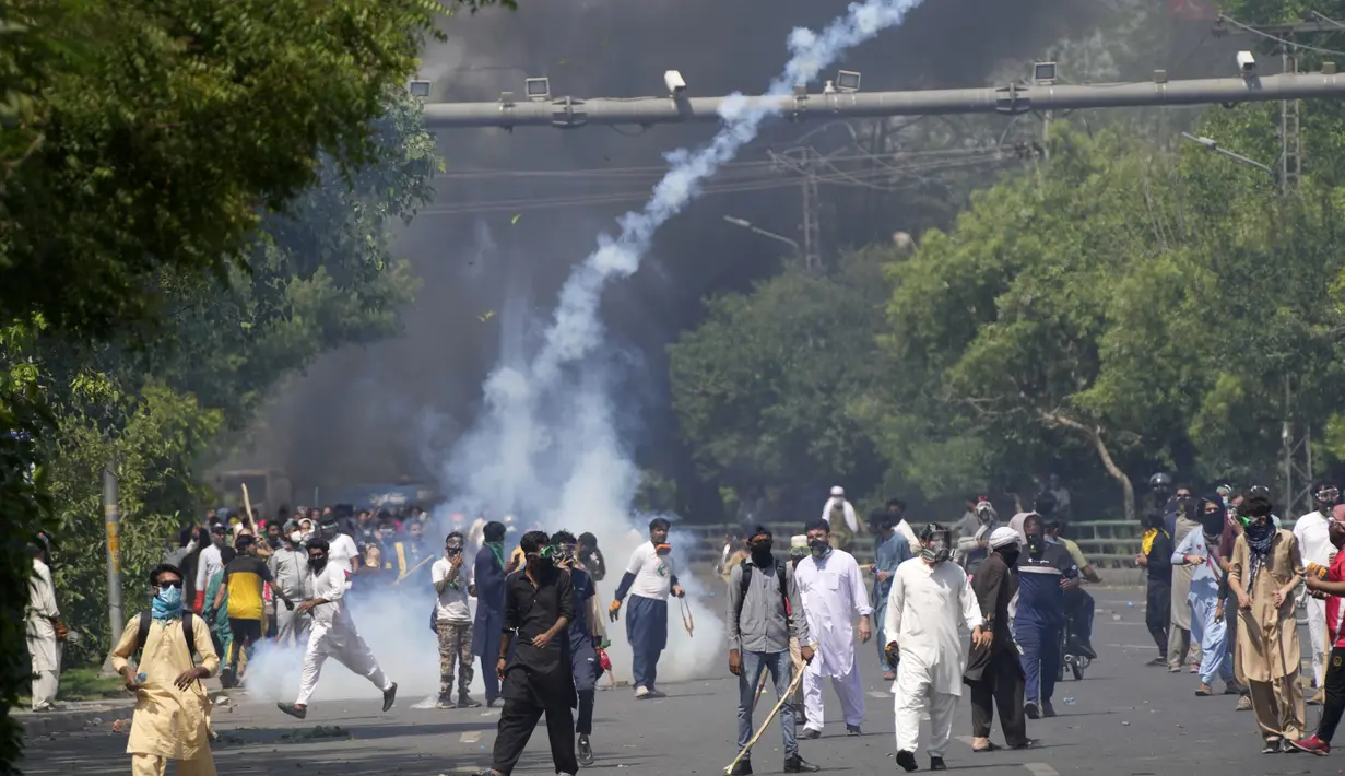 <p>Penangkapan Khan terjadi saat dirinya menghadiri persidangan di pengadilan tinggi Islamabad. Memicu bentrokan antara pendukungnya dan polisi. (AP Photo)</p>