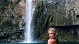 Model asal Polandia, Ela Kawalec tampil seksi saat berada di dekat air terjun di Costa Rica. Ela dan Leonardo DiCaprio terlihat nongkrong bersama pada hari Kamis di New York City. (Instagram.com/ela.kawalec)