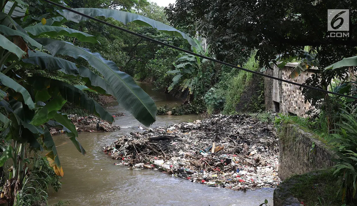 Sampah menumpuk dan menutupi sebagian aliran Kali Baru di kawasan Cibinong, Bogor, Jawa Barat, Senin (11/3). Perilaku buruk warga yang membuang sampah sembarangan menyebabkan kondisi kali dipenuhi sampah rumah tangga. (Liputan6.com/Immanuel Antonius)
