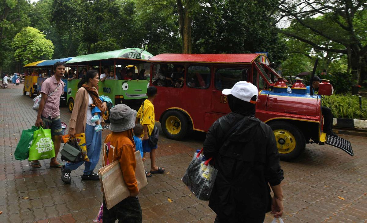 Ragunan Dibanjiri Puluhan Ribu Pengunjung di Hari Kedua Lebaran