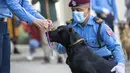 Seorang polisi Nepal memberikan medali kepada anjing polisi dengan performa akrobat terbaik selama festival Tihar di divisi kennel, Kathmandu, Rabu (3/11/2021). Anjing disembah untuk mengakui peran mereka dalam memberikan keamanan selama hari kedua festival Tihar. (AP Photo/Niranjan Shrestha)