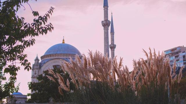 Potret Masjid Dolmabahçe di Istambul Turki