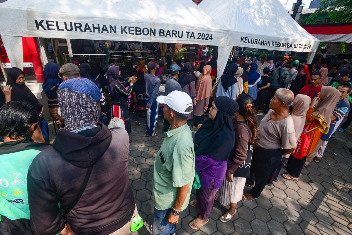 Warga Kebon Baru Antre Beras Bantuan Pangan