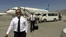 Pilot Ariana Afghan Airlines berjalan di landasan setelah mendarat di Bandara Internasional Hamid Karzai di Kabul, Afghanistan, Minggu (5/9/2021). Bandara tersebut kembali dibuka untuk penerbangan domestik. (AP/Wali Sabawoon)