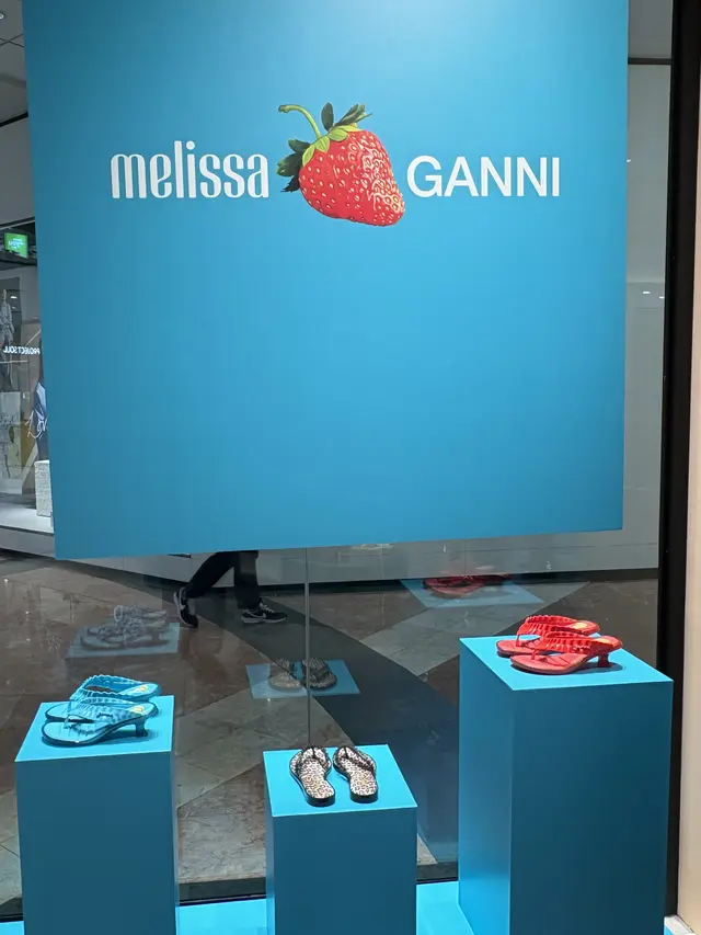 Melissa dan GANNI di Plaza Senayan, Jakarta. [Anisha/Fimela]