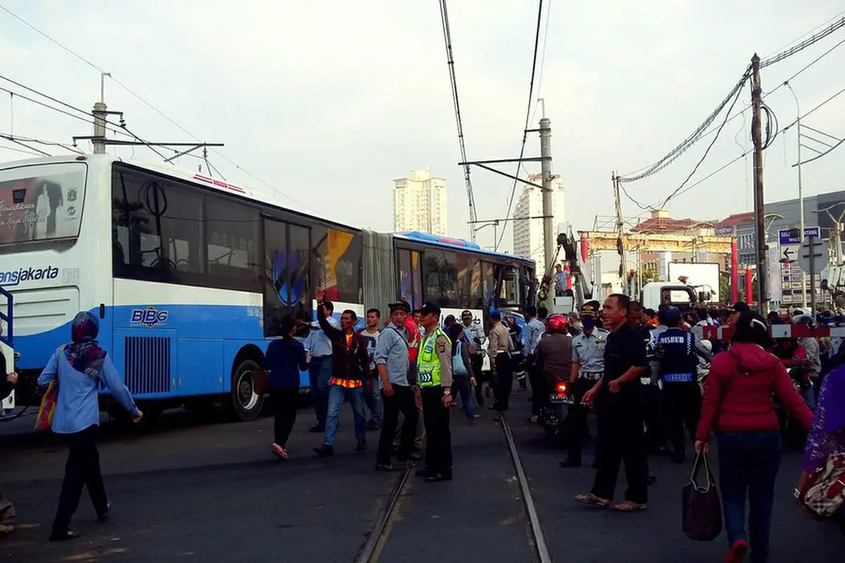 Transjakarta yang Ditabrak KA